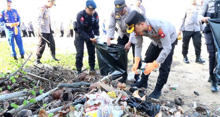 Jajaran Polres Ketapang bersama generasi milenial membersihkan sampah. (Foto: Irfan)