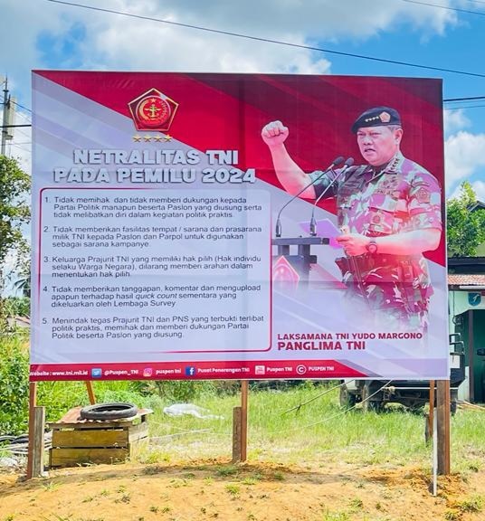 Spanduk Netralitas TNI Pada Pemilu 2024. (Foto: Ishaq)