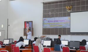 Pelaksanaan tes CAT Politeknik PUPR Semarang, di Balai Praja, Sukadana, Kamis (13/07/2023). (Foto: Prokopim)