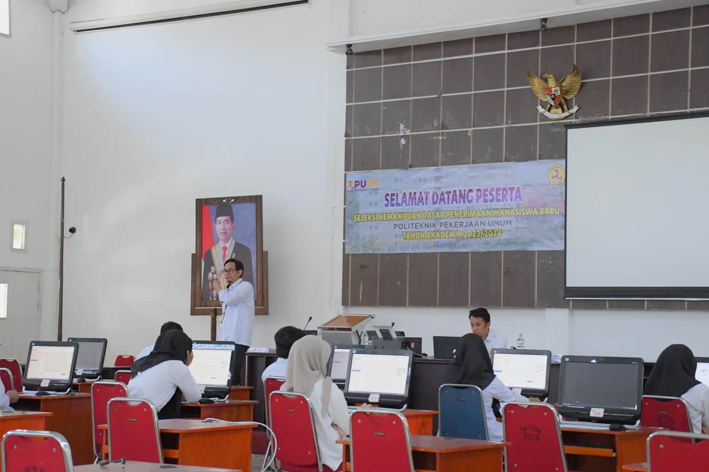 Pelaksanaan tes CAT Politeknik PUPR Semarang, di Balai Praja, Sukadana, Kamis (13/07/2023). (Foto: Prokopim)