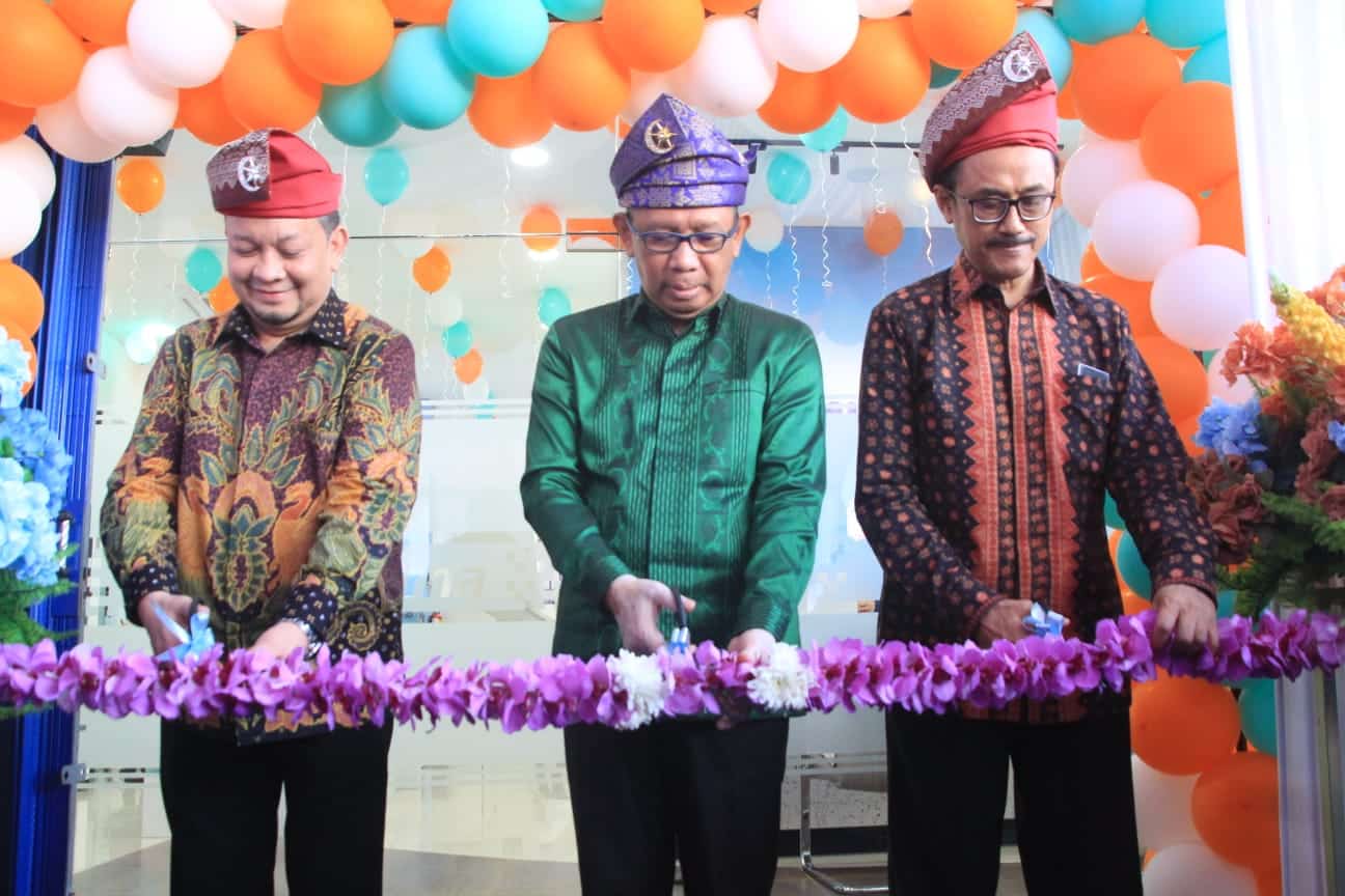 Gubernur Kalimantan Barat, Sutarmidji meresmikan Laboratorium Medis dan Klinik Pratama Kimia Farma Pontianak, Kamis (13/07/2023). (Foto: Jauhari)