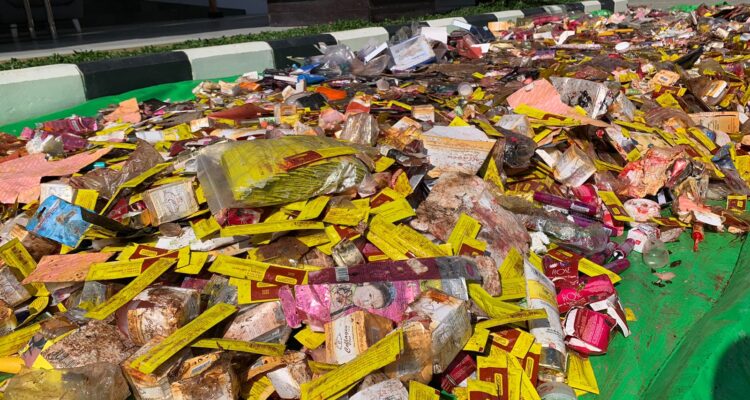Proses pemusnahan barang bukti di Kantor Kejaksaan Negeri Pontianak, Kamis (13/07/2023). (Foto: Indri)
