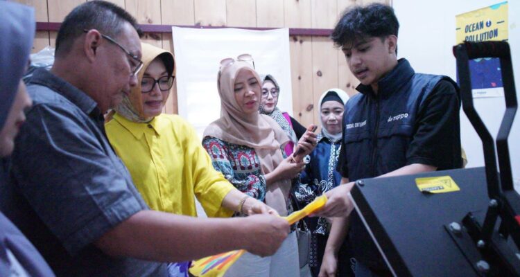 Ketua Dekranasda Kota Pontianak, Yanieta Arbiastutie bersama rombongan mengunjungi dan melihat langsung proses daur ulang plastik di Rappo Impact Center Makassar, Kamis (13/07/2023). (Foto: Indri)
