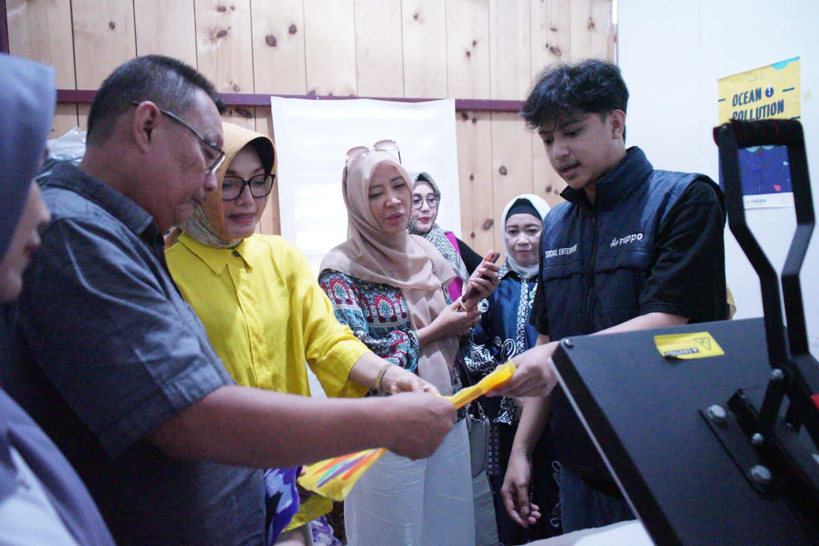 Ketua Dekranasda Kota Pontianak, Yanieta Arbiastutie bersama rombongan mengunjungi dan melihat langsung proses daur ulang plastik di Rappo Impact Center Makassar, Kamis (13/07/2023). (Foto: Indri)