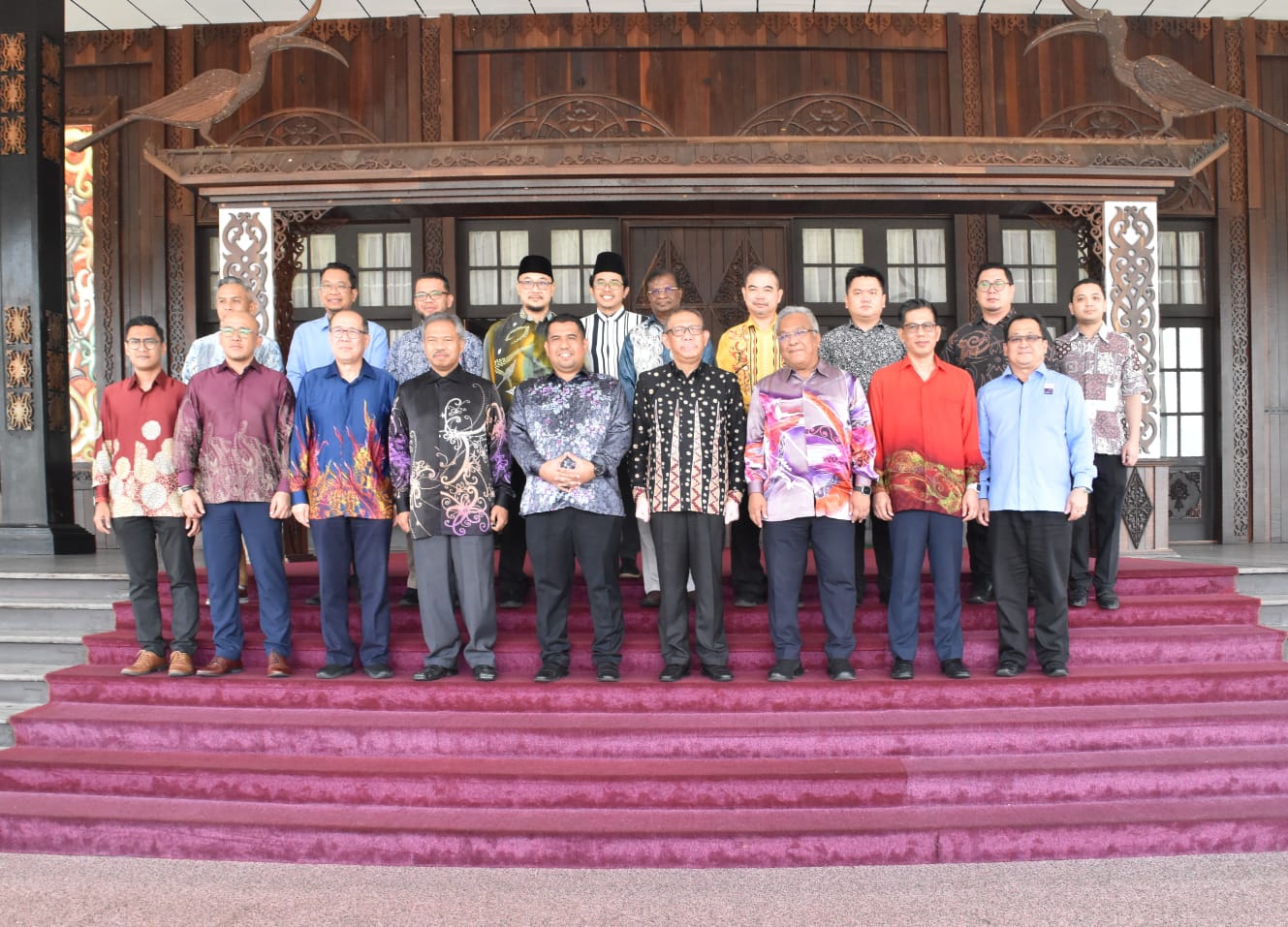 Gubernur Kalbar, Sutarmidji foto bersama Vice Chancellor (Rektor) Universiti Malaysia Sarawak (Unimas), Datuk Mohamad Kadim bin Suaidi serta rombongan, di Pendopo Gubernur Kalbar, Jumat (14/07/2023). (Foto: Biro Adpim For KalbarOnline.com)