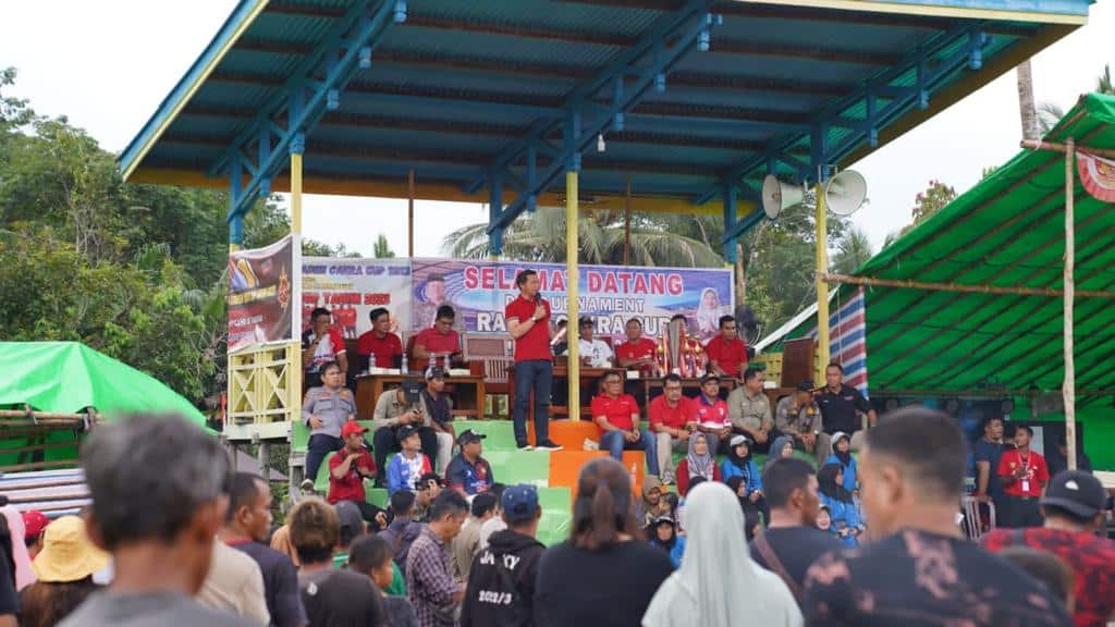 Bupati Kapuas Hulu, Fransiskus Diaan menutup Turnamen Sepak Bola Raden Cakra Cup di Desa Nanga Betung. (Foto: Ishaq)