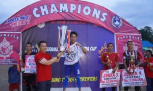 Bupati Kapuas Hulu, Fransiskus Diaan foto bersama pemenang Turnamen Sepak Bola Raden Cakra Cup di Desa Nanga Betung. (Foto: Ishaq)