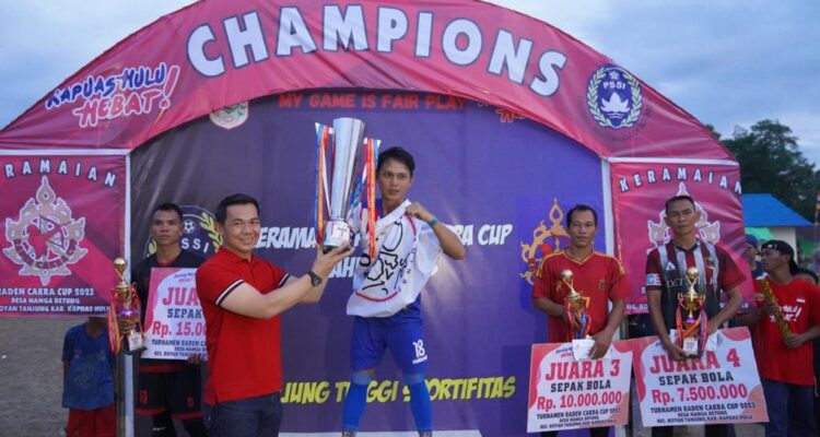 Bupati Kapuas Hulu, Fransiskus Diaan foto bersama pemenang Turnamen Sepak Bola Raden Cakra Cup di Desa Nanga Betung. (Foto: Ishaq)
