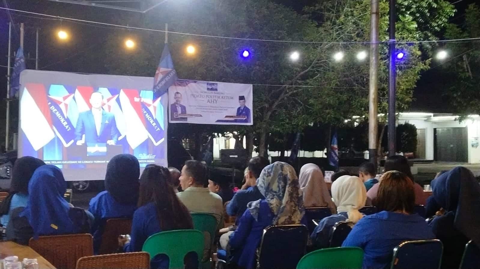 Nonton bareng pidato politik Ketua Umum (Ketum) Partai Demokrat, Agus Harimurti Yudhoyono (AHY), Jumat (14/07/2023) malam, di salah satu base camp Bacaleg Demokrat Ketapang. (Foto: Adi LC)