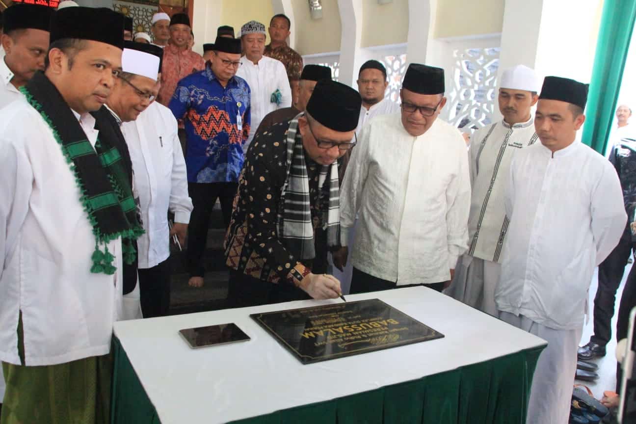 Gubernur Kalbar, Sutarmidji meresmikan pembangunan renovasi Masjid Babussalam. (Foto: Juhari)