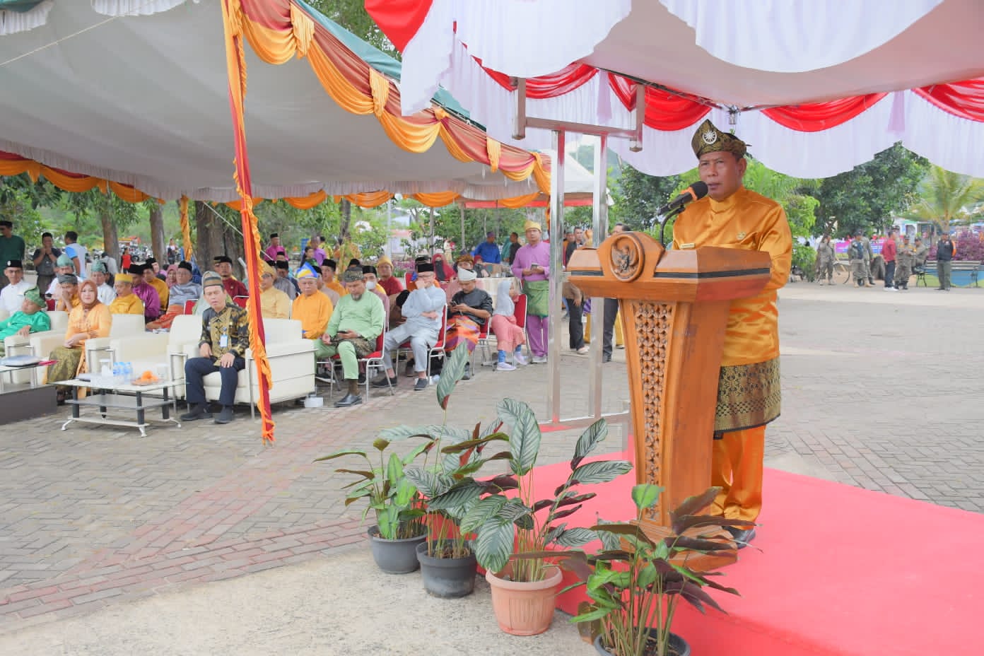 Bupati Kayong Utara, Citra Duani memberikan kata sambutan dalam acara Pameran Pembangunan di Pantai Pulau Datok Kecamatan Sukadana, Sabtu (15/07/2023). (Foto: Santo)