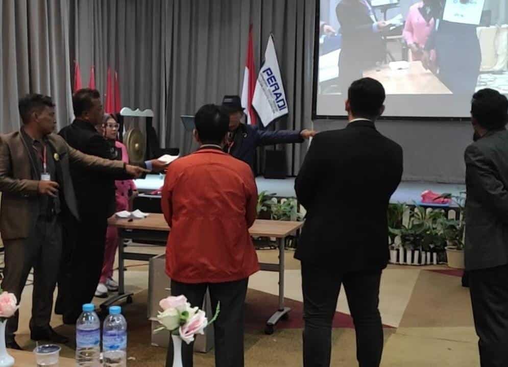 Proses penghitungan suara pemilihan ketua pada Muscab III DPC Peradi Kota Pontianak, di Hotel Golden Tulip, Sabtu (15/07/2023) malam. (Foto: Jauhari)