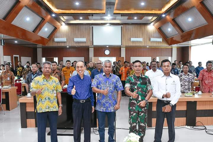 Bupati Ketapang, Martin Rantan, foto bersama dalam kegiatan ekspose PT Nova Anugerah Abadi (Nova Plantation), Jumat (14/07/2023). (Foto: Adi LC)