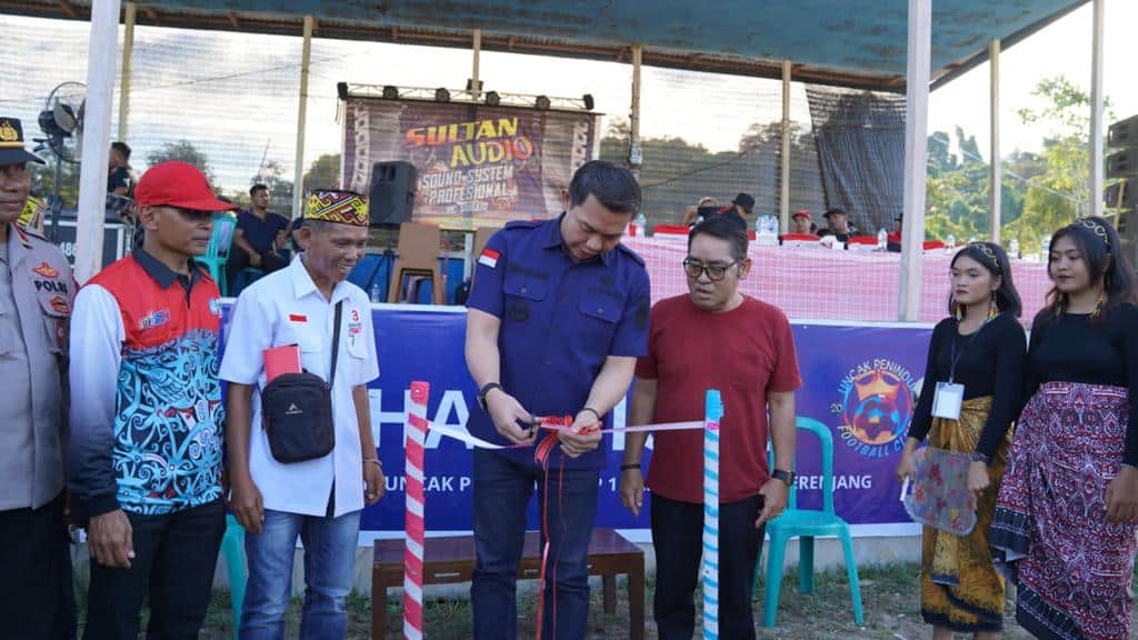 Bupati Kapuas Hulu, Fransiskus Diaan meresmikan Lapangan Bola Uncak Peninduk 1 di Desa Jerenjang, Kecamatan Seberuang, Minggu (16/07/2023). (Foto: Ishaq)