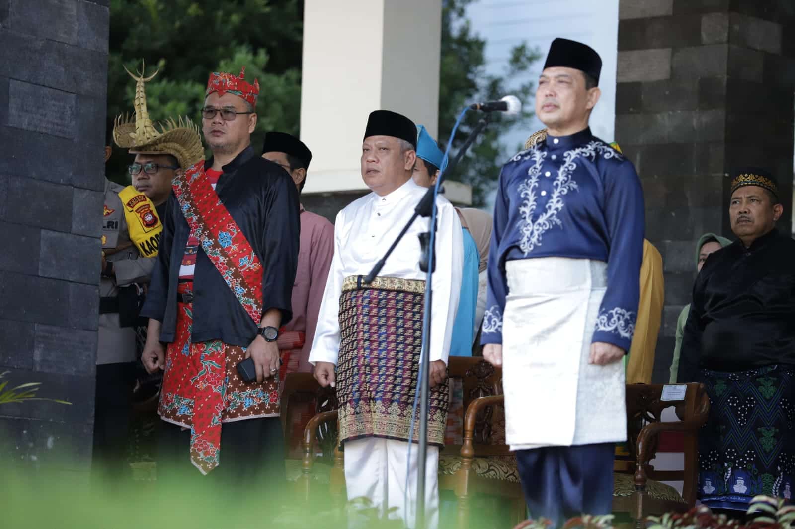 Wagub Kalbar, Ria Norsan menjadi inspektur upacara (irup) HUT Kabupaten Kubu Raya (KKR) ke-16, Senin (17/07/2023). (Foto: Biro Adpim For KalbarOnline.com)