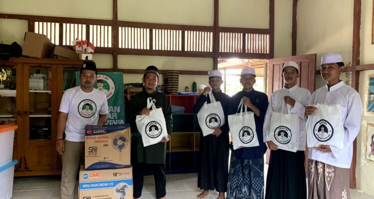 Santri Dukung Ganjar Beri Bantuan ke Pondok Pesantren di Kayong Utara 1