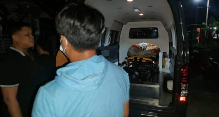 Korban, Irvan Maulana saat dievakuasi ke Rumah Sakit Anton Sujarwo untuk dilakukan visum luar. (Foto: Polres Kubu Raya)