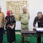 Penandatanganan kesepakatan bersama Pemprov Kalbar dengan 9 rumah sakit pengampu nasional dan regional, di Pendopo Gubernur Kalimantan Barat, Selasa (18/07/2023). (Foto: Biro Adpim For KalbarOnline.com)