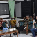 Gubernur Kalbar, Sutarmidji berbincang dengan tokoh populer Kabupaten Sambas, Burhanudin A Rasyid, Selasa (17/07/2023) malam. (Foto: Jauhari)