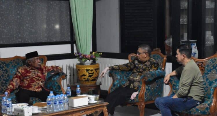 Gubernur Kalbar, Sutarmidji berbincang dengan tokoh populer Kabupaten Sambas, Burhanudin A Rasyid, Selasa (17/07/2023) malam. (Foto: Jauhari)