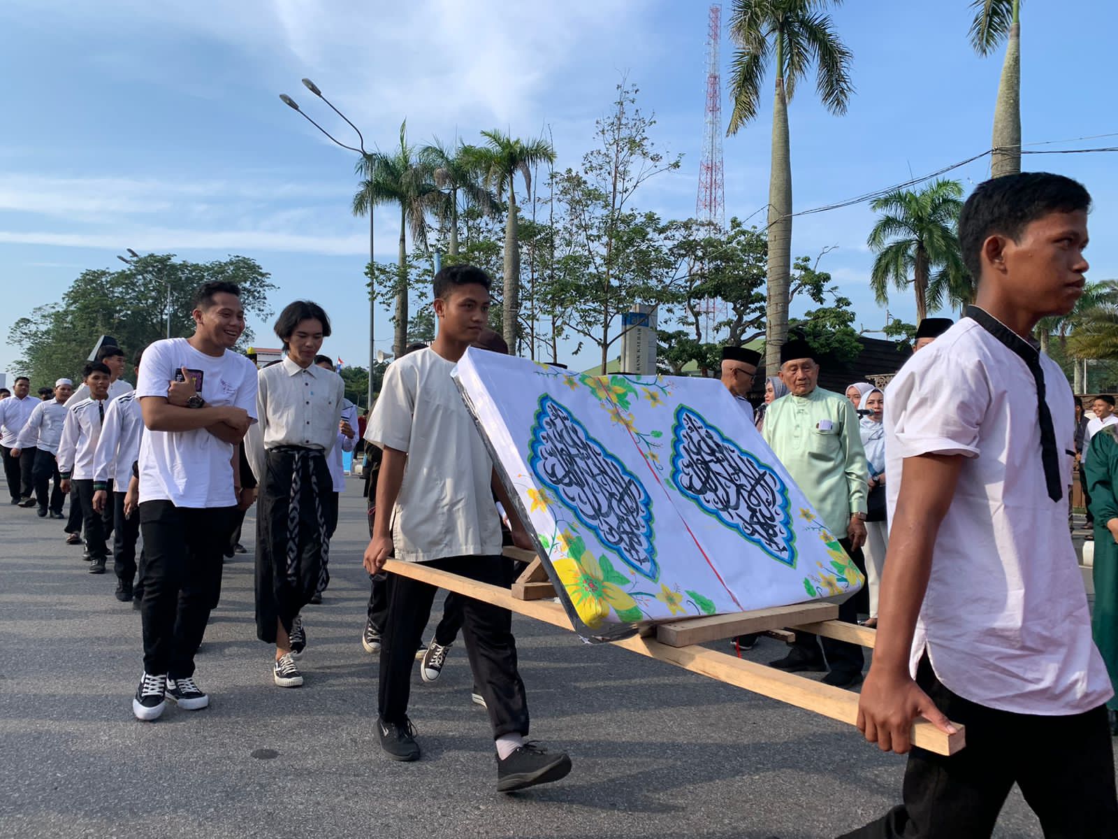 Para pelajar mulai dari tingkat SD hingga SMA sederajat se-Kota Pontianak melakukan pawai taaruf dalam rangka memeriahkan peringatan Tahun Baru Islam 1 Muharram 1445 Hijriah, Rabu (19/07/2023). (Foto: Indri)
