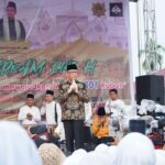 Gubernur Kalimantan Barat (Kalbar), Sutarmidji memberikan kata sambutan dalam acara Gema 1 Muharram 1445 Hijriah di kawasan Kantor Pusat Masjid 1001 Kubah, Kabupaten Sambas, Rabu (19/07/2023) pagi. (Foto: Jauhari)
