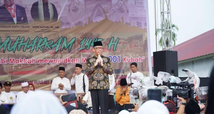 Gubernur Kalimantan Barat (Kalbar), Sutarmidji memberikan kata sambutan dalam acara Gema 1 Muharram 1445 Hijriah di kawasan Kantor Pusat Masjid 1001 Kubah, Kabupaten Sambas, Rabu (19/07/2023) pagi. (Foto: Jauhari)