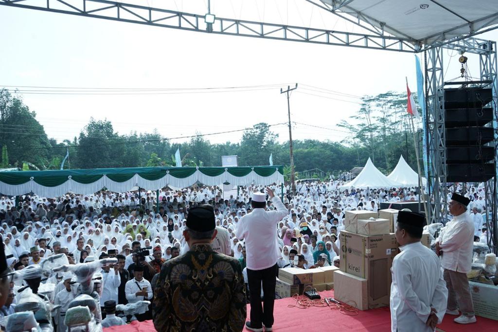Tokoh nasional asal Kalbar, Oesman Sapta Odang (OSO) memberikan kata sambutan dalam acara Gema 1 Muharram 1445 Hijriah di kawasan Kantor Pusat Masjid 1001 Kubah, Kabupaten Sambas, Rabu (19/07/2023) pagi. (Foto: Jauhari)
