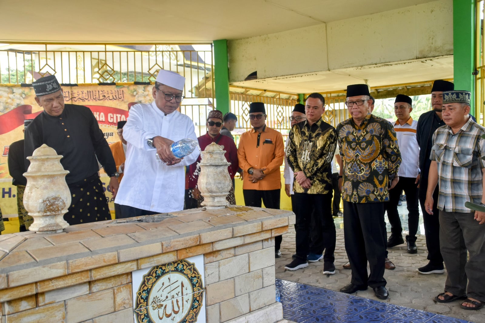 Gubernur Kalbar, Sutarmidji bersama Oesman Sapta Odang (Oso) berziarah ke makam Pangeran Ratu Winata Kusuma, di Keraton Alwatzikhoebillah, Rabu (19/07/2023). (Foto: Jauhari)