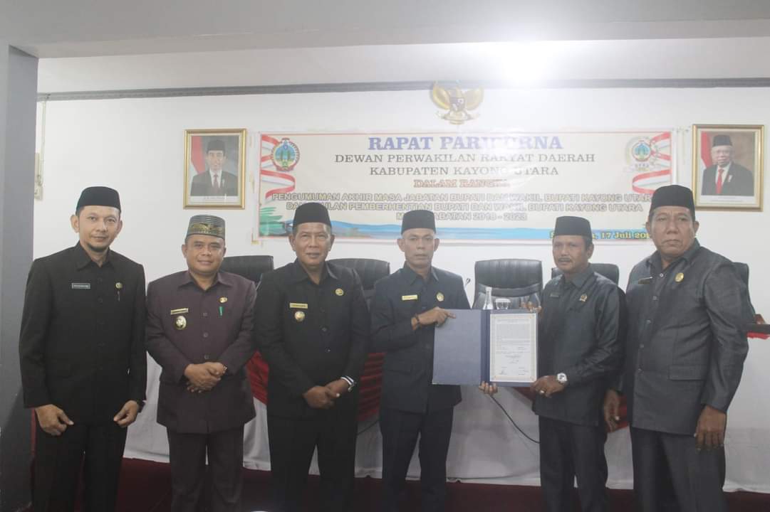 Foto bersama saat penyerahan berita acara pemberhentian Bupati dan Wakil Bupati Kayong Utara masa jabatan 2018 - 2023. (Foto: Santo)