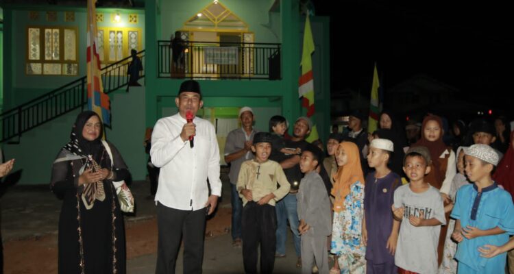 Ketua DPRD Kapuas Hulu, Kuswandi melepas Pawai Taaruf Kelurahan Hilir Kantor. (Foto: Ishaq)
