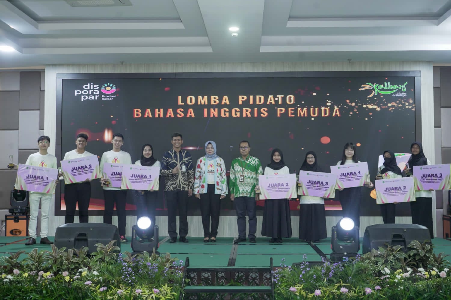 Foto bersama para pemenang Lomba Pidato Bahasa Inggris Kalbar Award 2023. (Foto: Diporapar Kalbar)