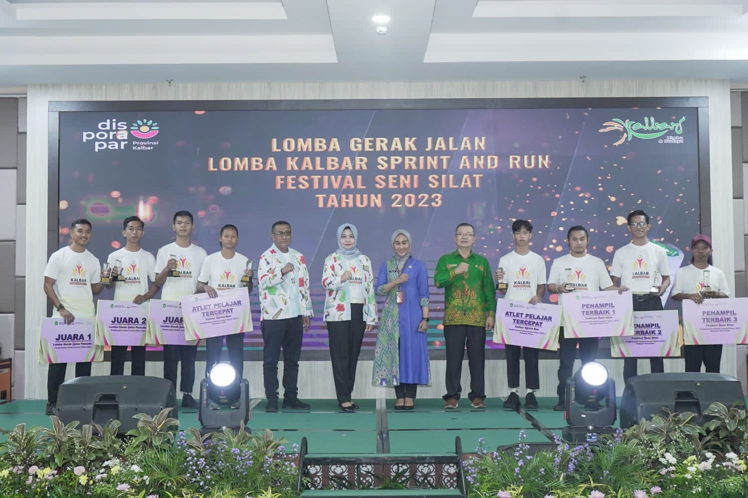 Foto bersama para pemenang Lomba Gerak Jalan Kalbar Award 2023. (Foto: Diporapar Kalbar)