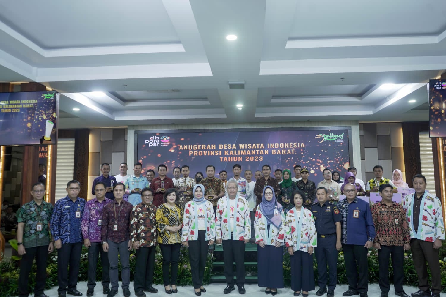 Foto bersama para penerima anugerah Desa Wisata Indonesia Provinsi Kalbar dalam ajang Kalbar Award 2023. (Foto: Diporapar Kalbar)