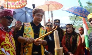 Sekda Ketapang, Alexander Wilyo menghadiri ritual adat Nungkat Gumi IV Kecamatan Simpang Hulu. (Foto: Adi LC)