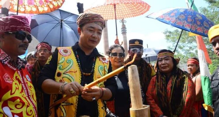 Sekda Ketapang, Alexander Wilyo menghadiri ritual adat Nungkat Gumi IV Kecamatan Simpang Hulu. (Foto: Adi LC)