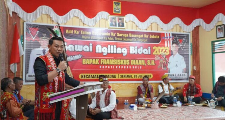Bupati Kapuas Hulu, Fransiskus Diaan memberikan kata sambutan pada Gawai Ngiling Bidai di Desa Seriang, Kecamatan Badau, Kapuas Hulu, Kamis (20/07/2023). (Foto: Ishaq)