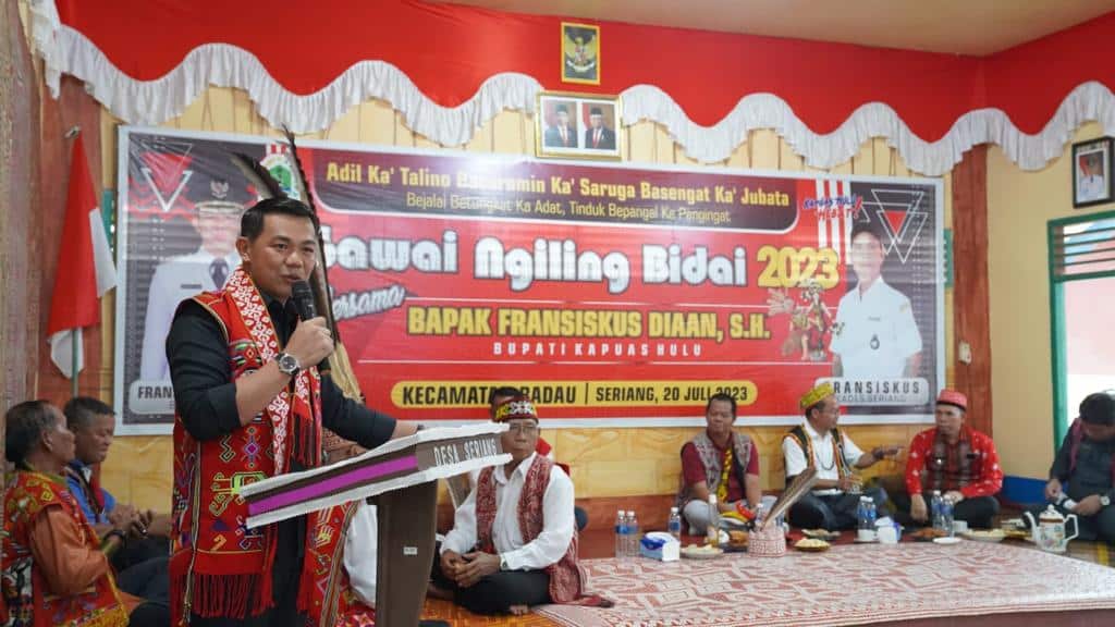 Bupati Kapuas Hulu, Fransiskus Diaan memberikan kata sambutan pada Gawai Ngiling Bidai di Desa Seriang, Kecamatan Badau, Kapuas Hulu, Kamis (20/07/2023). (Foto: Ishaq)