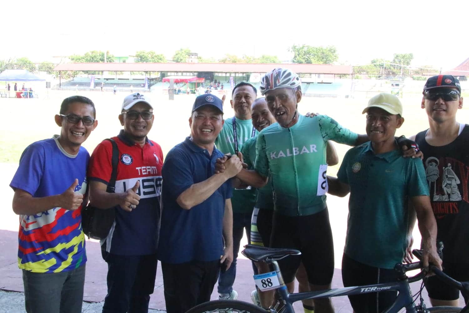 Wakil Gubernur Kalbar, Ria Norsan foto bersama atlet pada Pornas XVI Tahun 2023 di Kota Semarang. (Foto: Biro Adpim For KalbarOnline.com)