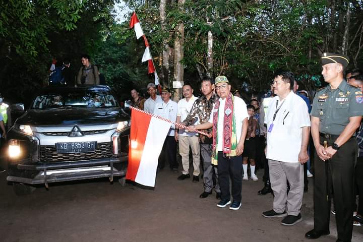 Kunjungan kerja Kepala Staf Kepresidenan RI, Moeldoko di Kabupaten Ketapang mendapat sambutan antusias dari masyarakat. (Foto: Adi LC)