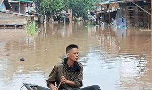 Banjir melanda puluhan rumah di Kecamatan Jelai Hulu, Kabuaten Ketapang. (Foto: Adi LC)