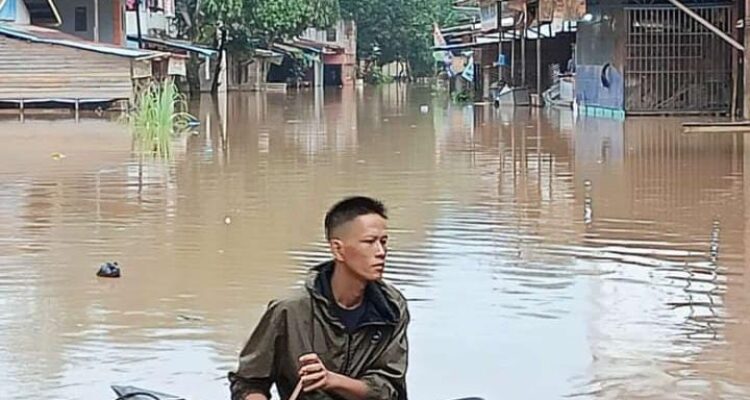 Banjir melanda puluhan rumah di Kecamatan Jelai Hulu, Kabuaten Ketapang. (Foto: Adi LC)