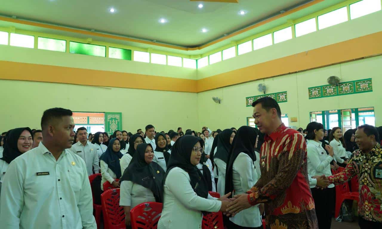 Bupati Kapuas Hulu, Fransiskus Diaan memberikan selamat kepada para tanaga PPPK yang mendapatkan Surat Keputusan (SK) Pengangkatan, di Aula Rumah Melayu Kapuas Hulu, Kecamatan Putussibau Selatan, Jumat (21/07/2023). (Foto: Ishaq)
