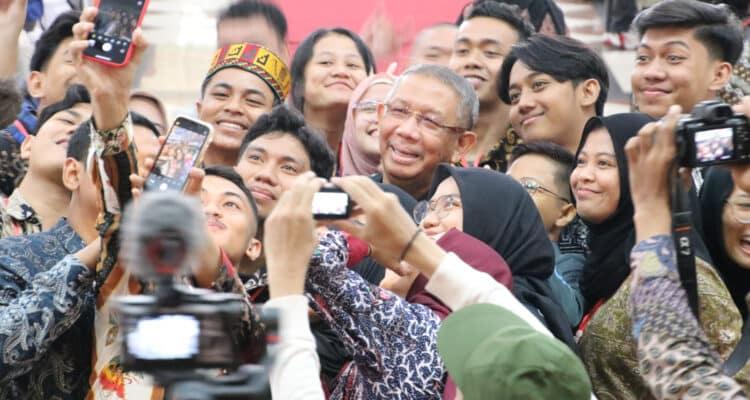 Gubernur Kalimantan Barat, Sutarmidji foto bersama ratusan mahasiswa dan mahasiswi peserta KKN Kebangsaan XI Tahun 2023. (Foto: Biro Adpim For KalbarOnline.com)