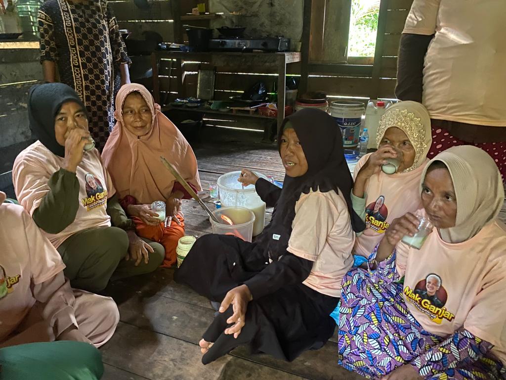 Mak Ganjar Kalbar bersilaturahmi serta belajar membuat es doger di Desa Bengkarek, Kecamatan Sungai Ambawang, Kabupaten Kubu Raya, Kalbar, Sabtu (22/07/2023). (Foto: Jauhari)