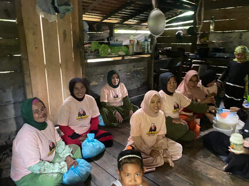 Mak Ganjar Kalbar bersilaturahmi serta belajar membuat es doger di Desa Bengkarek, Kecamatan Sungai Ambawang, Kabupaten Kubu Raya, Kalbar, Sabtu (22/07/2023). (Foto: Jauhari)