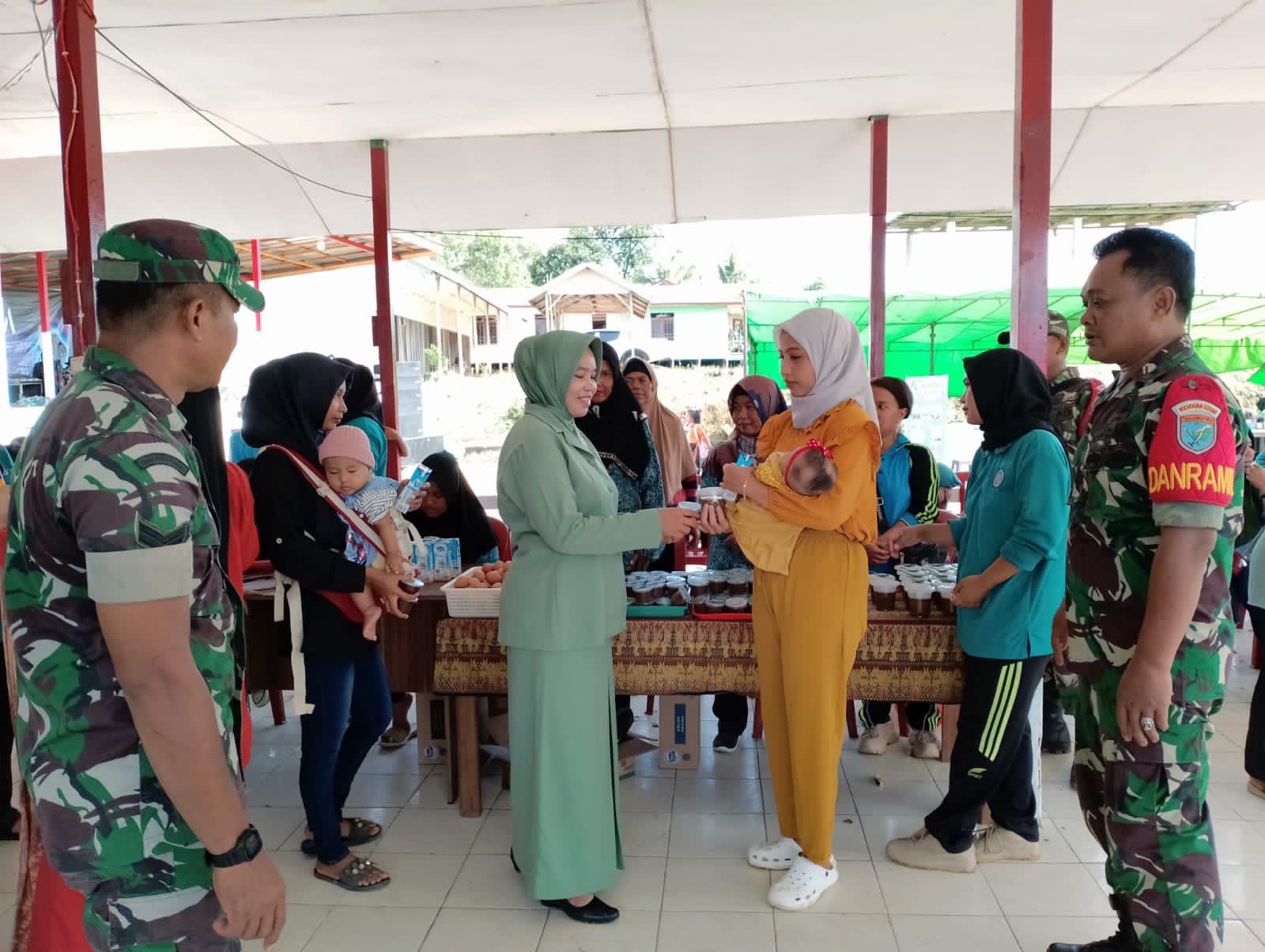 Kegiatan bakti sosial "Dapur Sehat" di Balai Desa Bukit Penai, Kecamatan Silat Hilir, Sabtu (22/07/2023), menyasar sebanyak 73 orang, diantaranya ibu hamil, nikah di usia dini, ibu menyusui serta balita. (Foto: Ishaq)