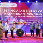 Wakil Bupati Kapuas Hulu, Wahyudi Hidayat menutup kegiatan peringatan HUT ke-72 Ikatan Bidan Indonesia (IBI) Tingkat Provinsi Kalimantan Barat Tahun 2023, Sabtu (22/07/2023) malam. (Foto: Ishaq)