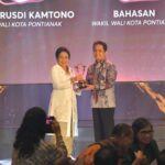 Menteri Pemberdayaan Perlindungan Perempuan dan Anak (PP-PA) RI, Bintang Puspayoga menyerahkan penghargaan KLA kepada Wakil Wali Kota Pontianak, Bahasan, Sabtu (22/07/2023) malam. (Foto: Indri)