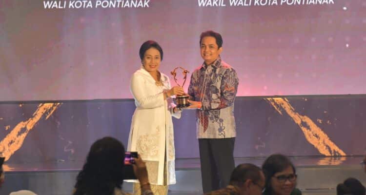 Menteri Pemberdayaan Perlindungan Perempuan dan Anak (PP-PA) RI, Bintang Puspayoga menyerahkan penghargaan KLA kepada Wakil Wali Kota Pontianak, Bahasan, Sabtu (22/07/2023) malam. (Foto: Indri)